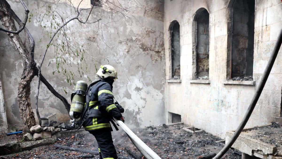 Gaziantep'te yanan metruk bina, 1 saatte söndürüldü