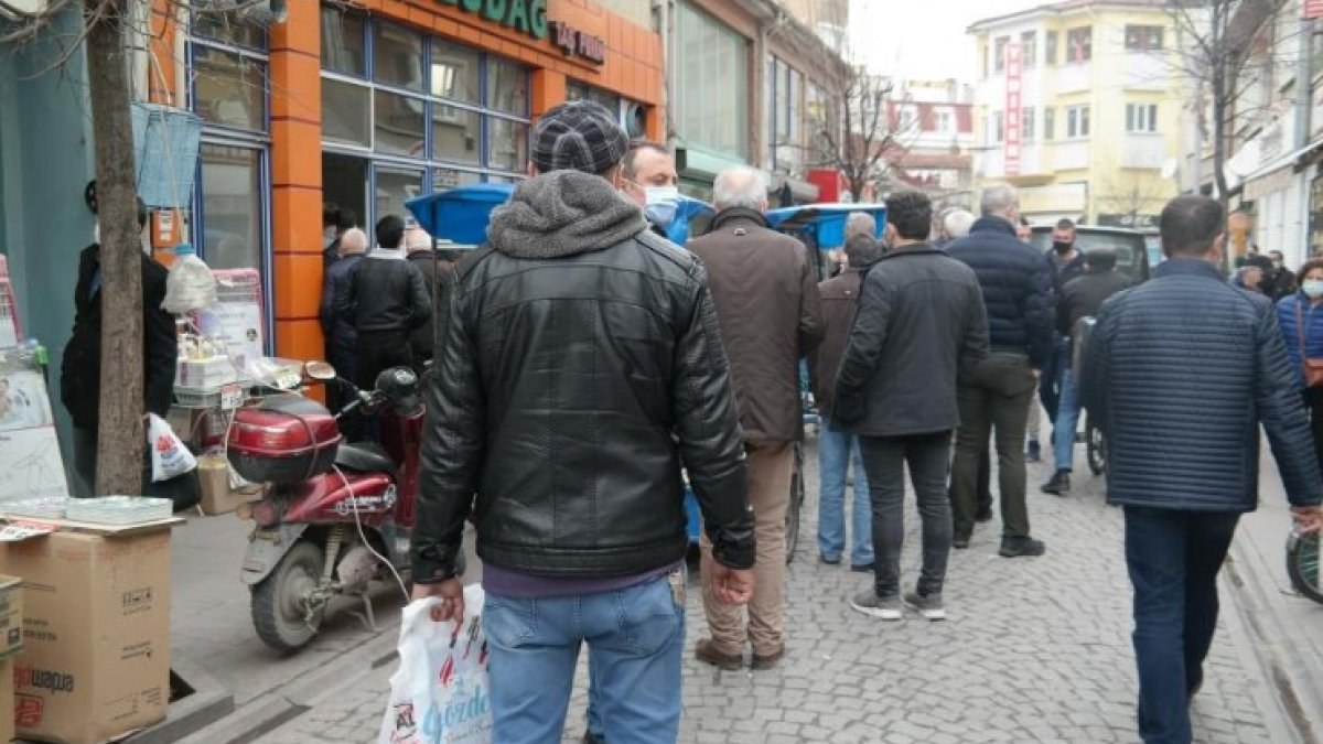 Eskişehir'de Ramazan’ın ilk günü pide kuyruğu