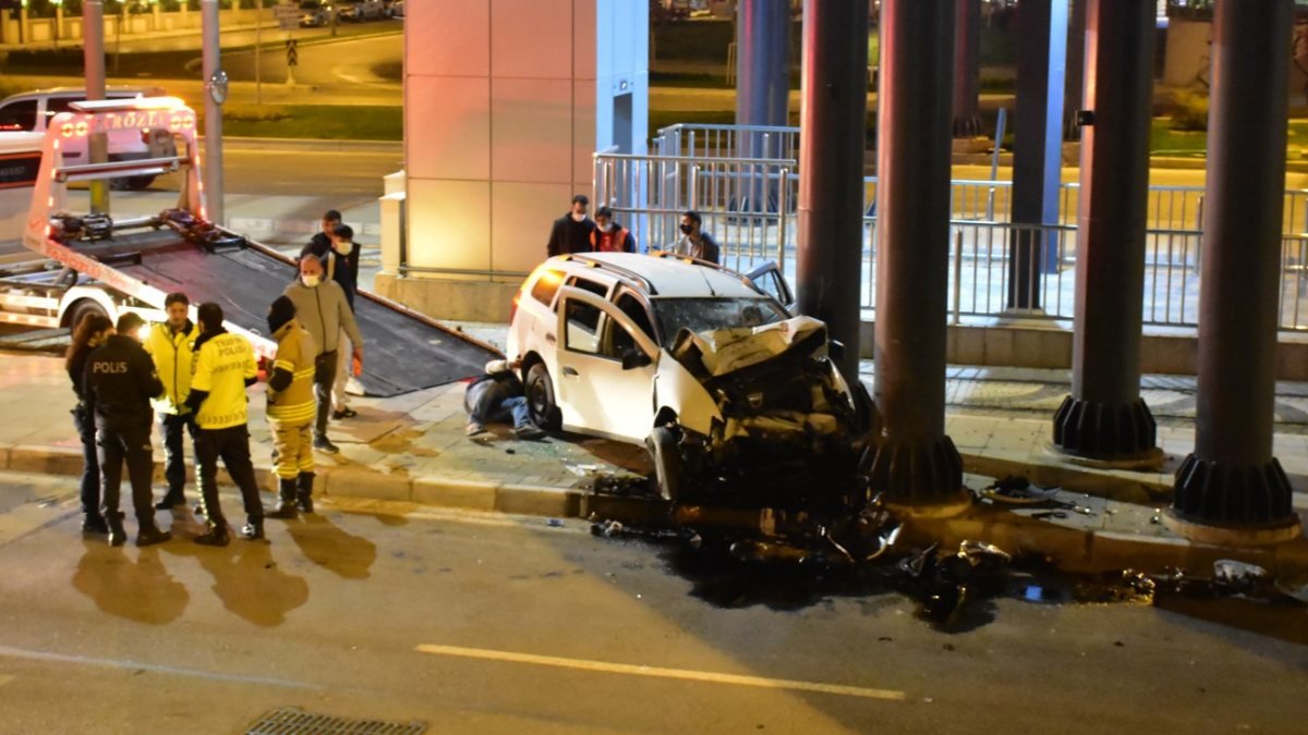 İzmir'de otomobil köprü ayağına çarptı: 1 ağır yaralı 