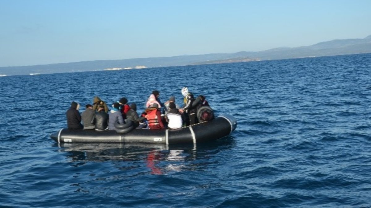 Ayvalık'ta 55 kaçak göçmen kurtarıldı