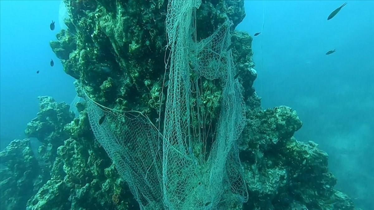 Denizlerden bir yılda 10 bin metrekare 'hayalet ağ' çıkarıldı