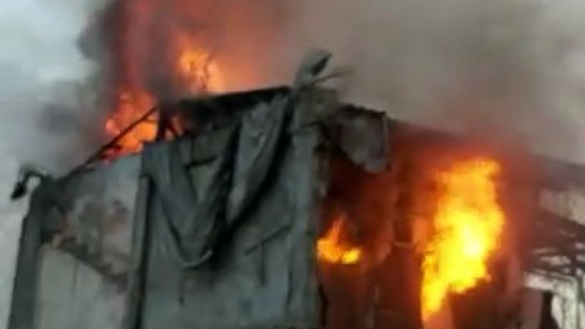 Fatih'te ahşap binada yangın çıktı