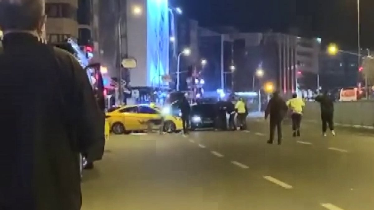 Kadıköy’de kazaya karışan sürücüler kavgaya tutuştu