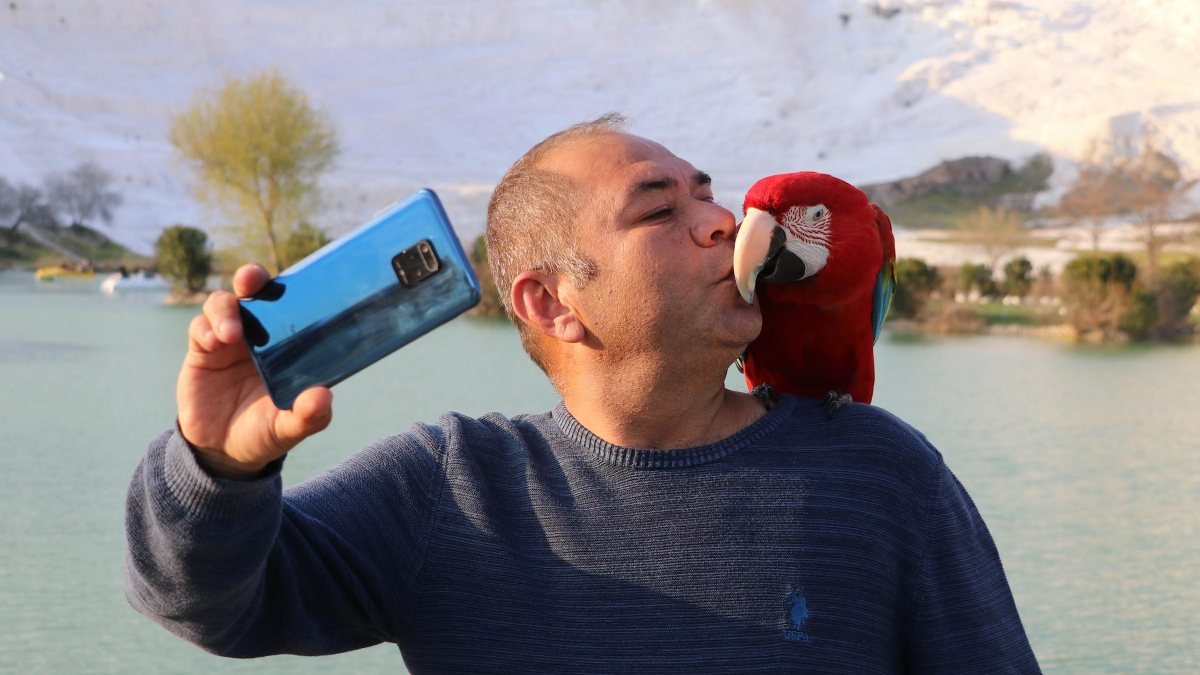 Denizli'de papağan ile sahibinin 6 yıllık dostluğu