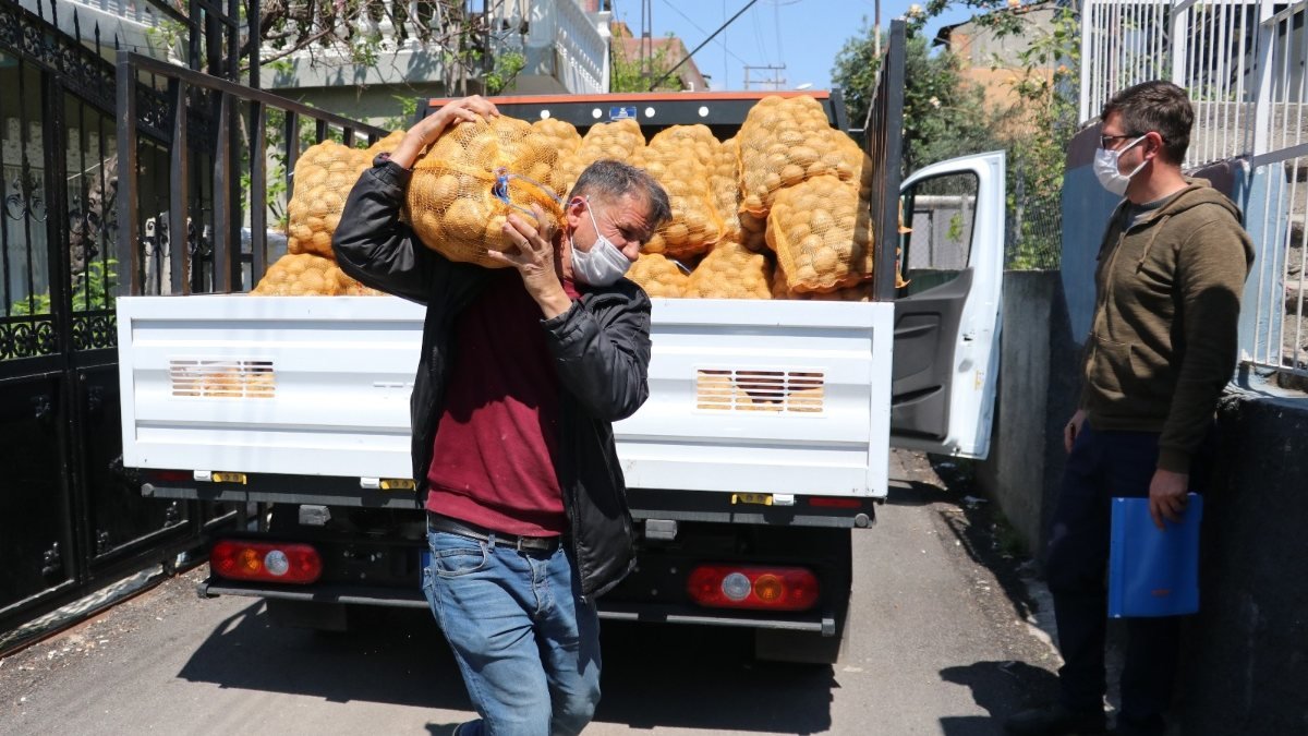 Adana’da ihtiyaç sahiplerine patates dağıtıldı