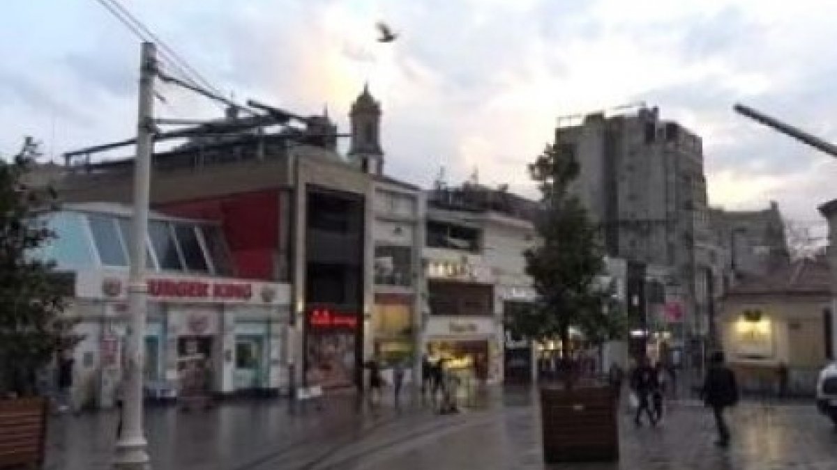 Taksim’deki yoğunluk yağmur yağışı sonrası dağıldı
