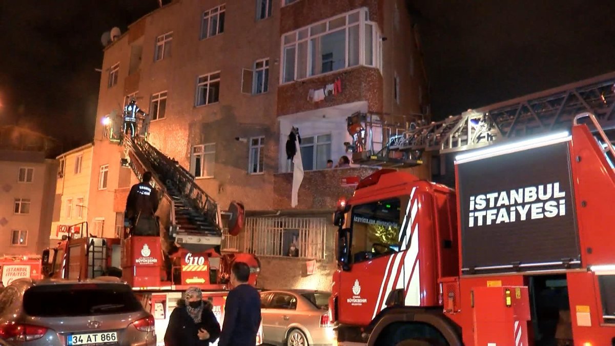 İstanbul'da bina girişindeki elektrik panosunda yangın çıktı