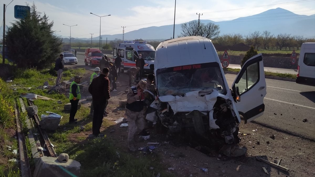 Malatya'da yolcu minibüsü bariyerlere çarptı: 8 yaralı