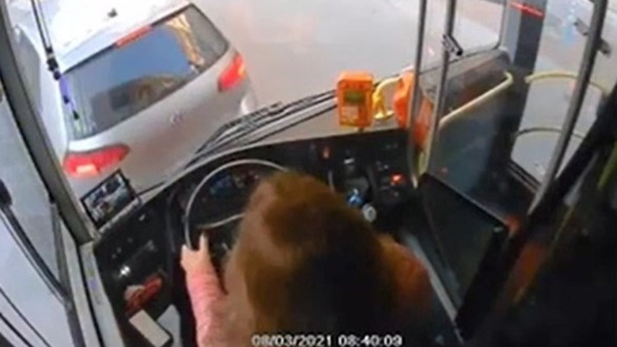 Manisa'da kadın şoför telefona bakarken kaza yaptı, işinden oldu
