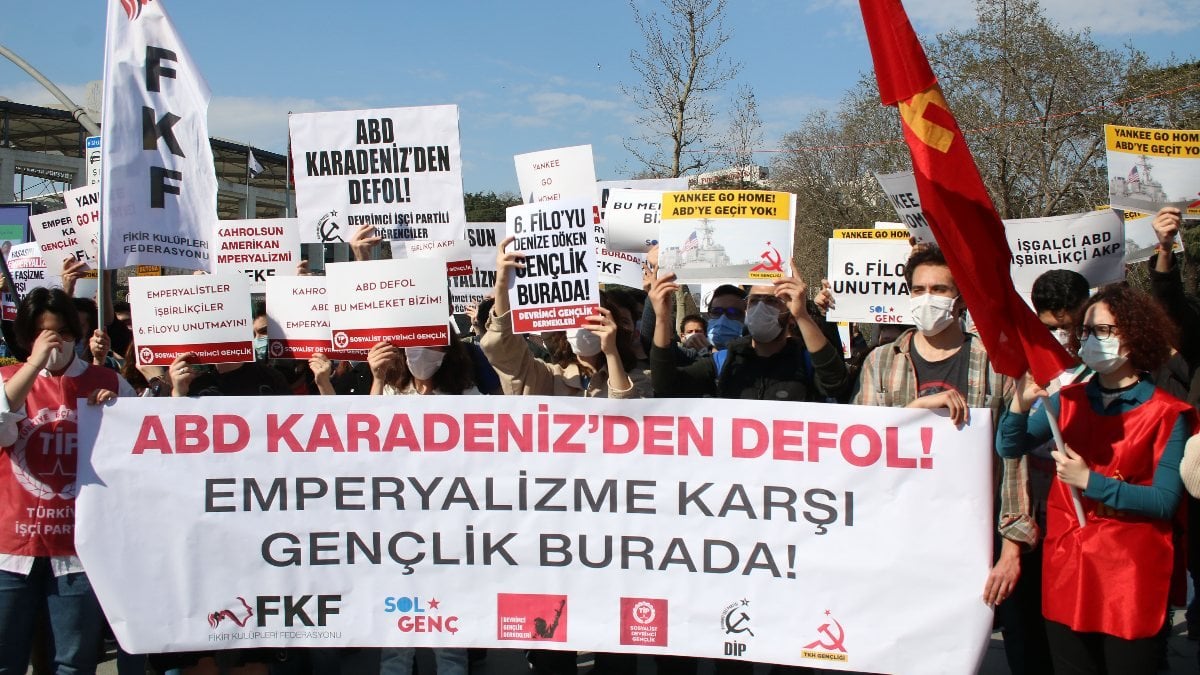 ABD savaş gemilerinin Boğaz'dan geçişine protesto