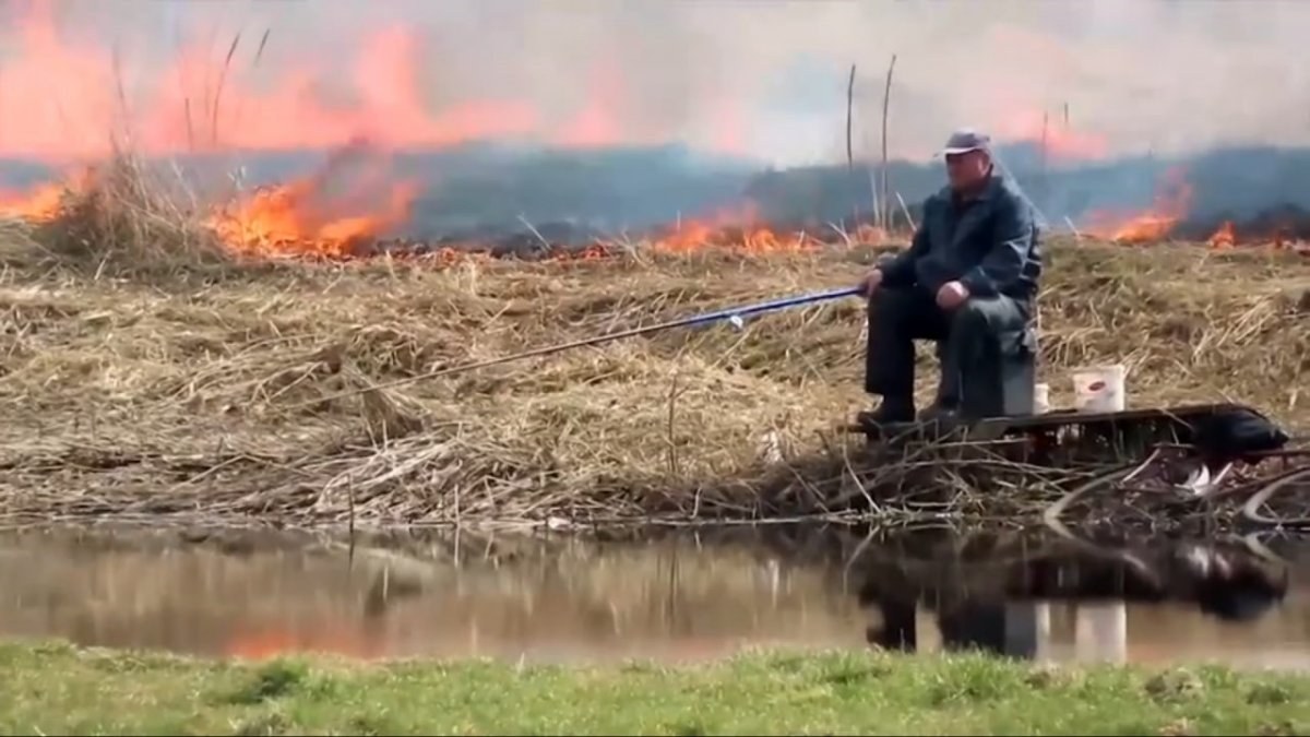 Belarus’ta yangının ortasında balık tuttu