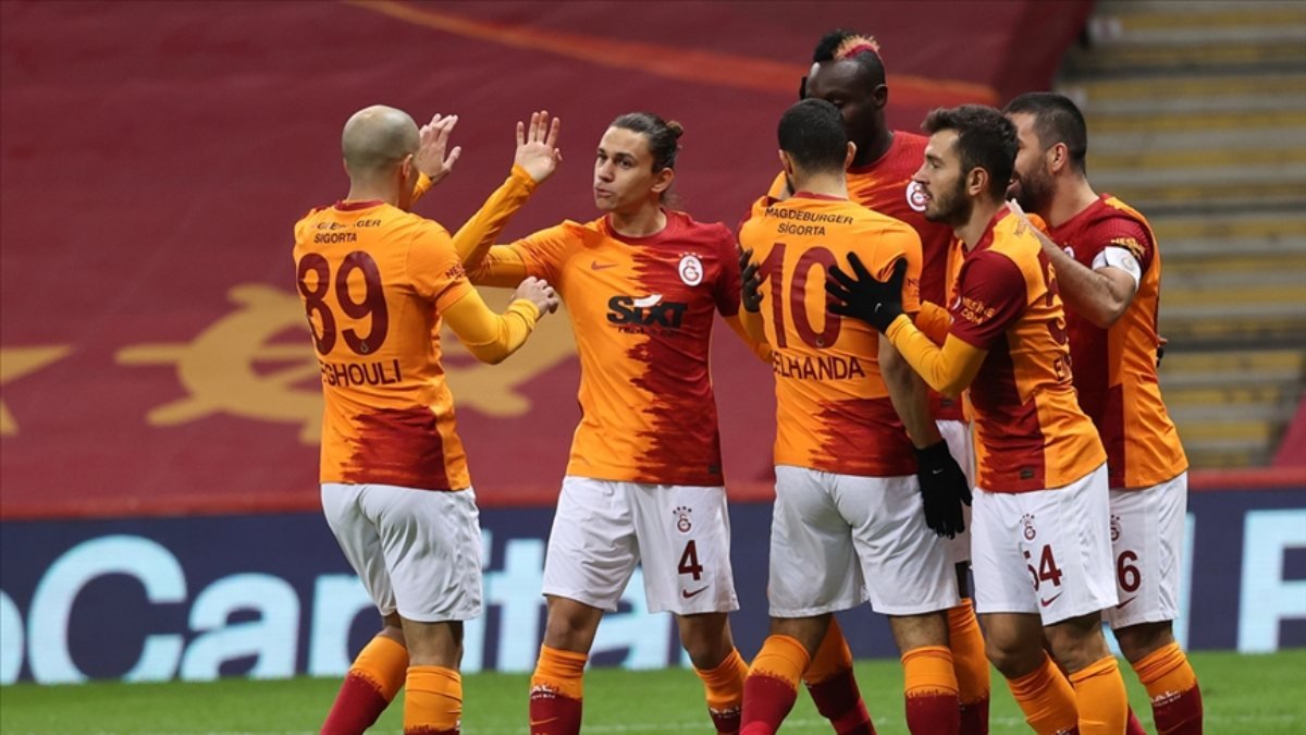 Mustafa Cengiz'e futbolculardan tepki: Çatlak ayakla oynadık