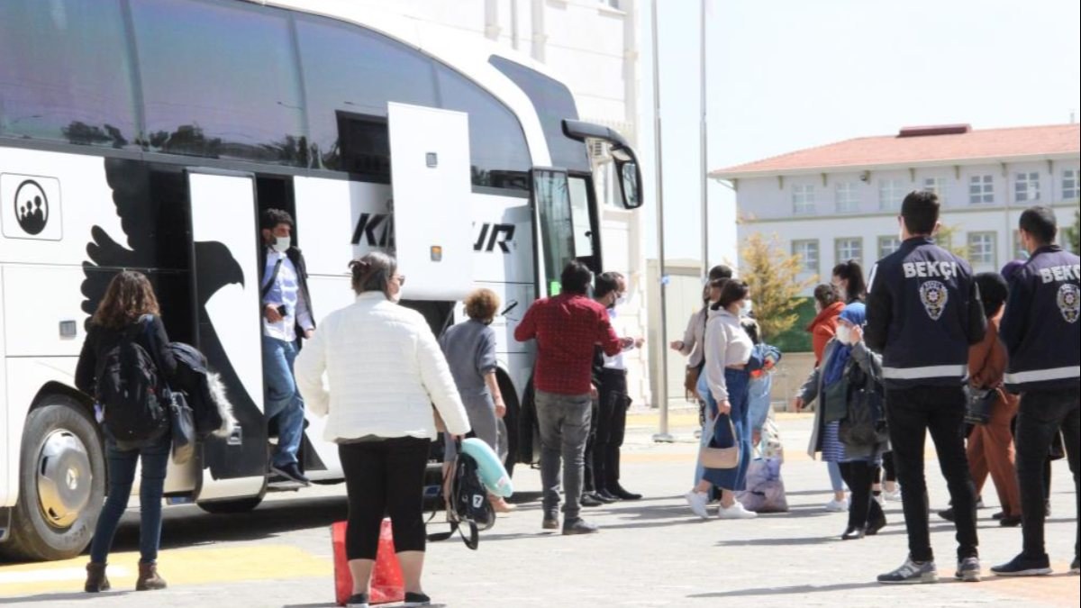 Karaman'da pozitif yolcunun bulunduğu otobüs yurda götürüldü