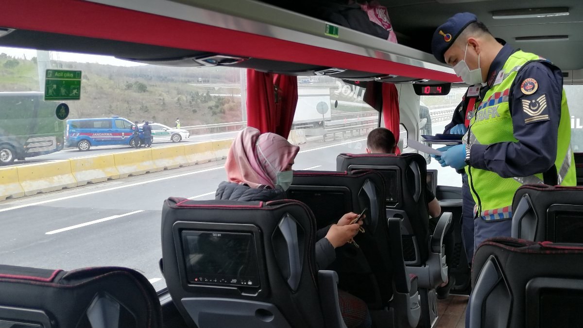 İstanbul'da jandarmadan yolcu otobüslerine korona denetimi