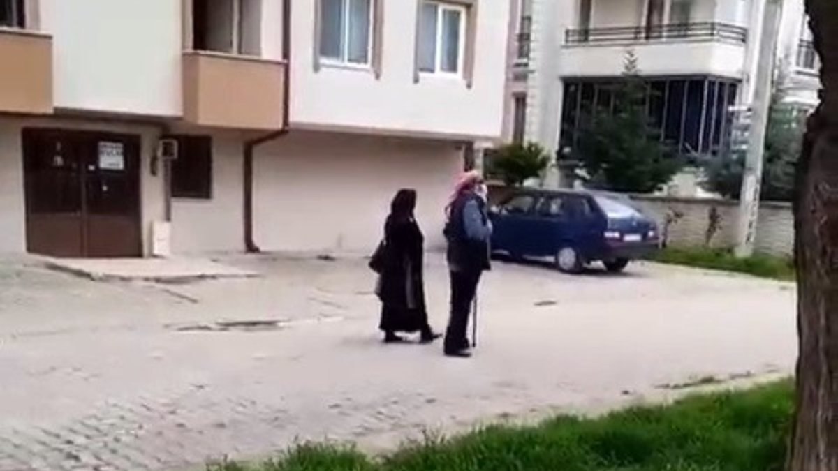 Sakarya’da yüksek sesle ilahi söyleyerek dilendiler