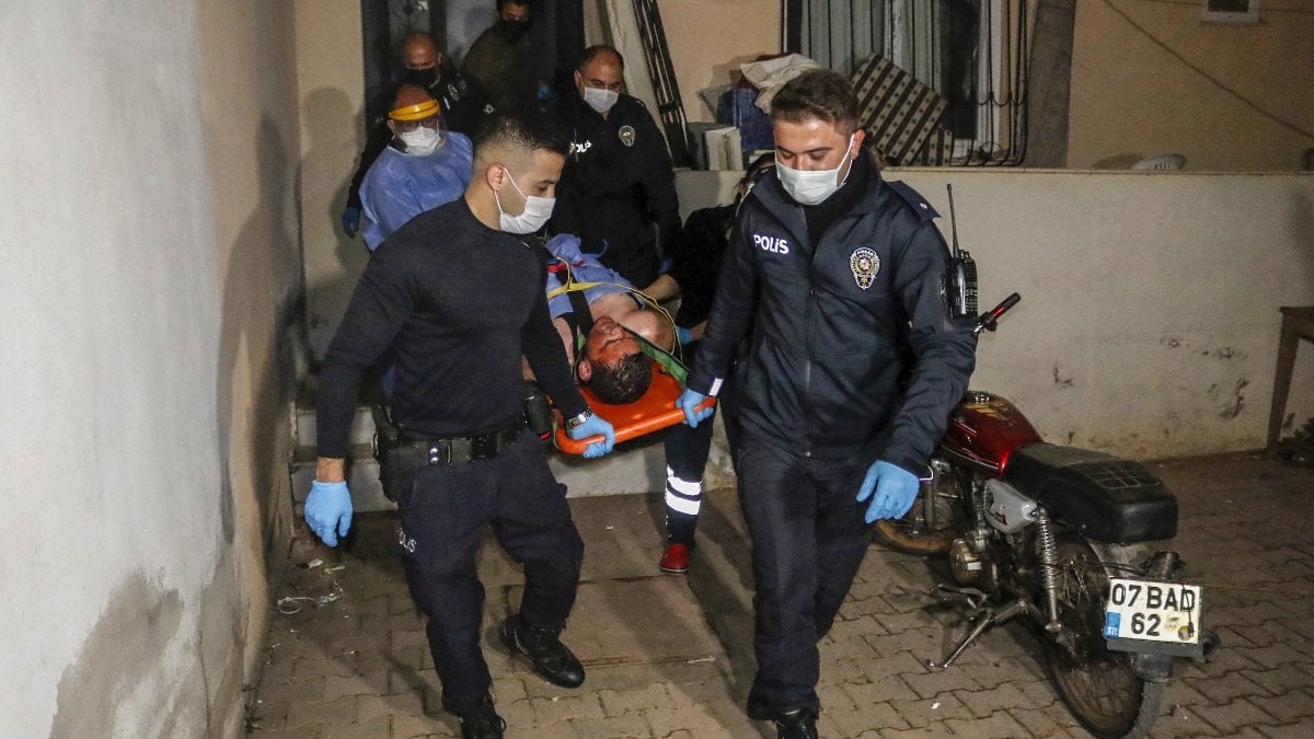 Antalya'da annesinin ölüm haberini alan genç kendine zarar verdi