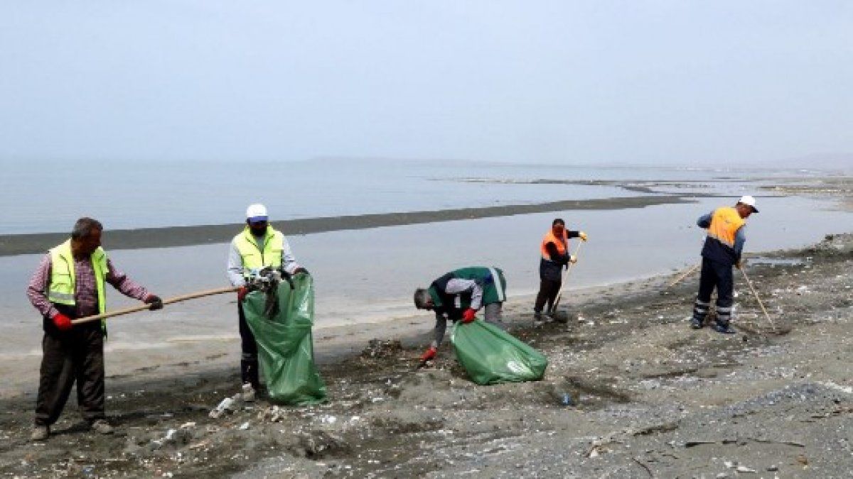 Van Gölü sahilinde 10 ton çöp toplandı