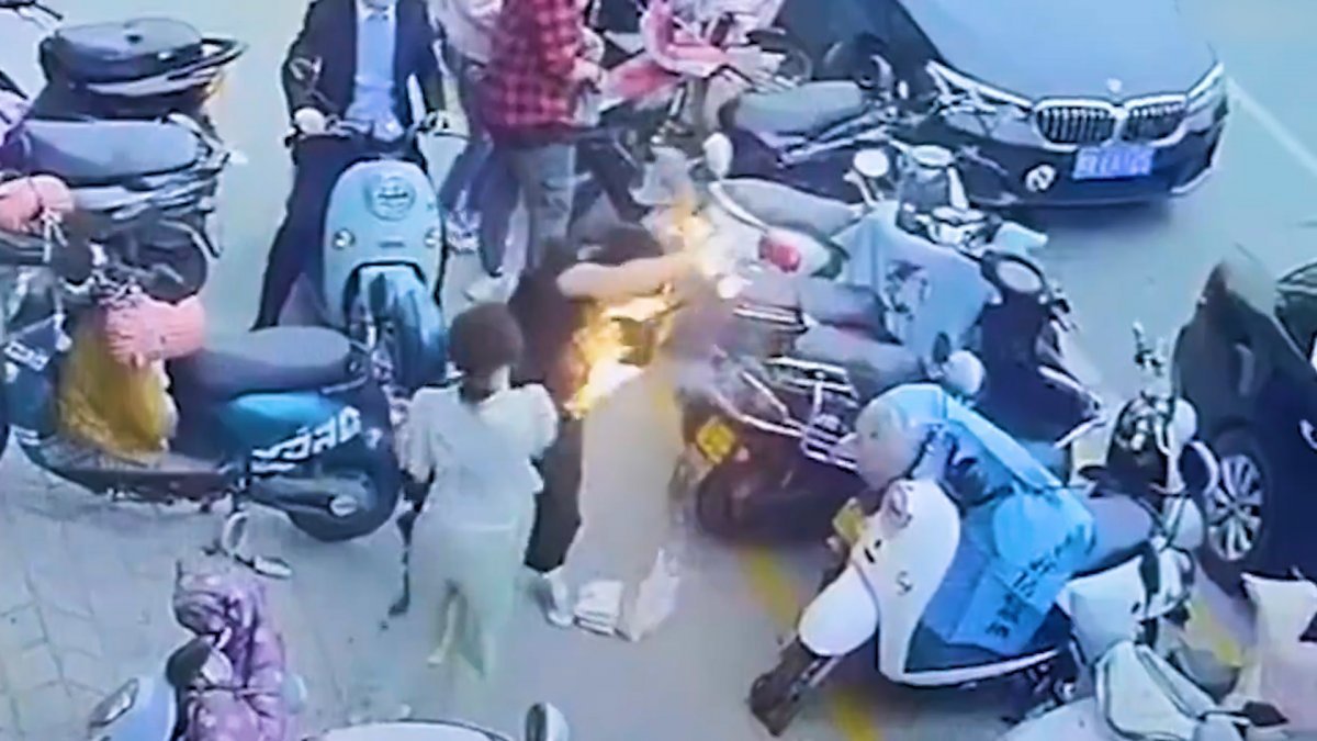 Çin’de çantadaki cep telefonu patladı, alevler içinde kaldı