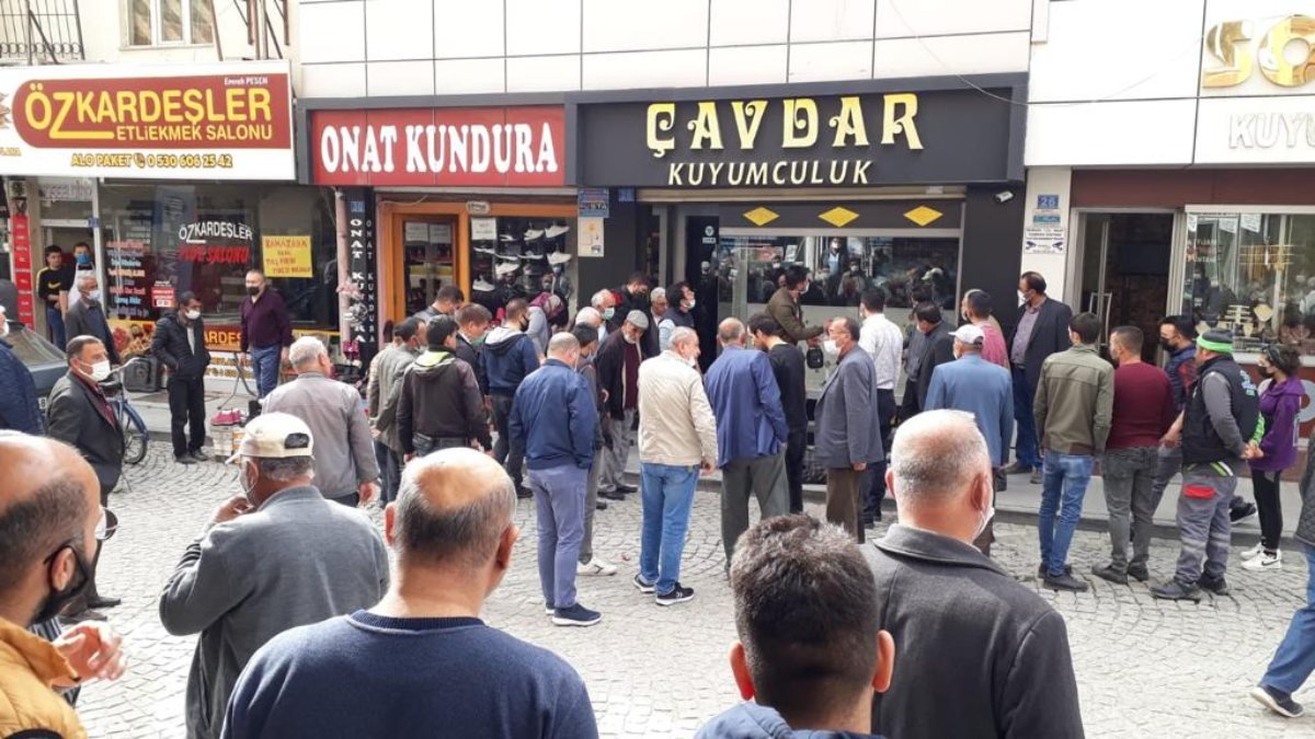 Konya'daki kuyumcu, iş yerinin önünde silahlı saldırıya uğradı