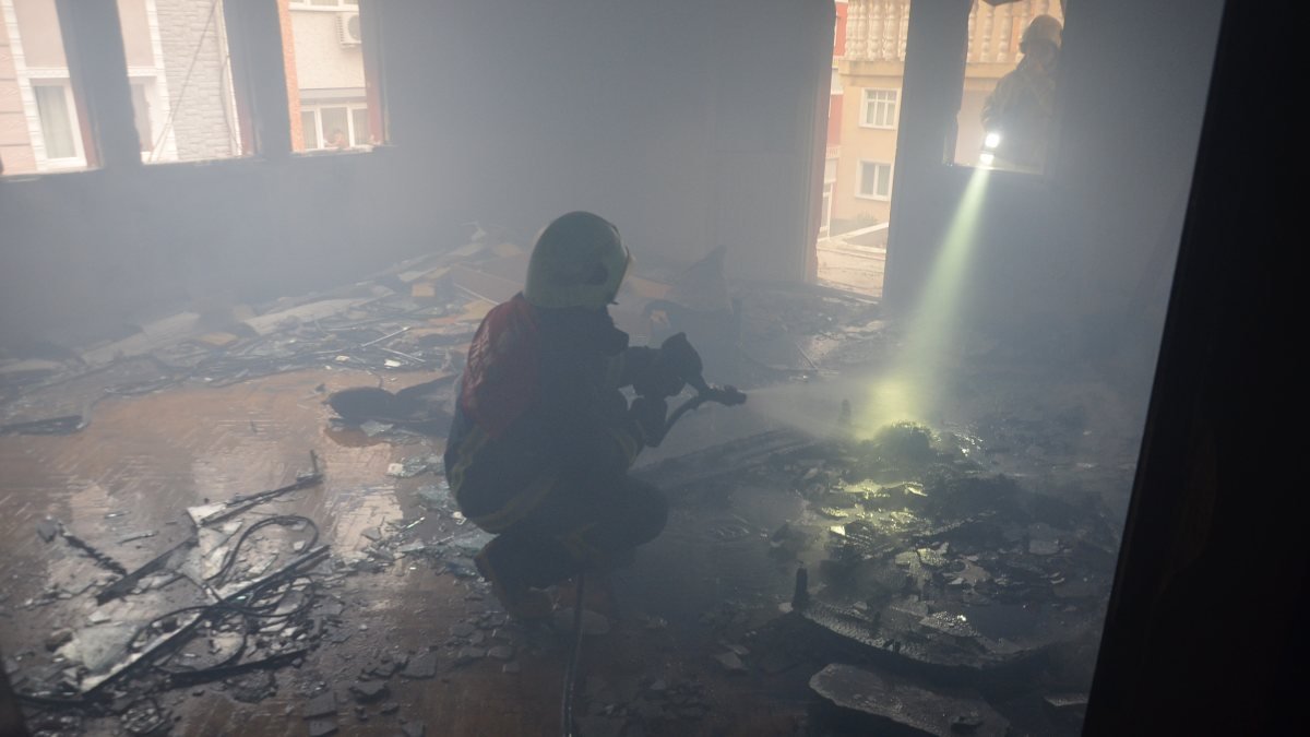 Avcılar'da boş binada ateş yakan evsizler, parkeleri tutuşturdu