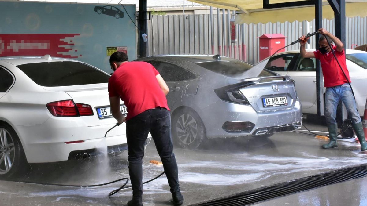 İzmir'de çamur yağışı sonrasında yıkamacılar doldu