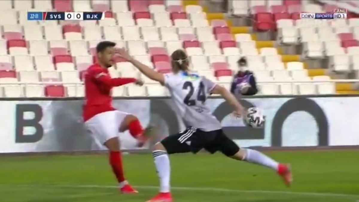 Sivassporlu oyuncuların penaltı beklediği pozisyon