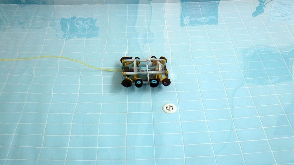 Manisa'da lise öğrencileri insansız su altı robotu geliştirdi