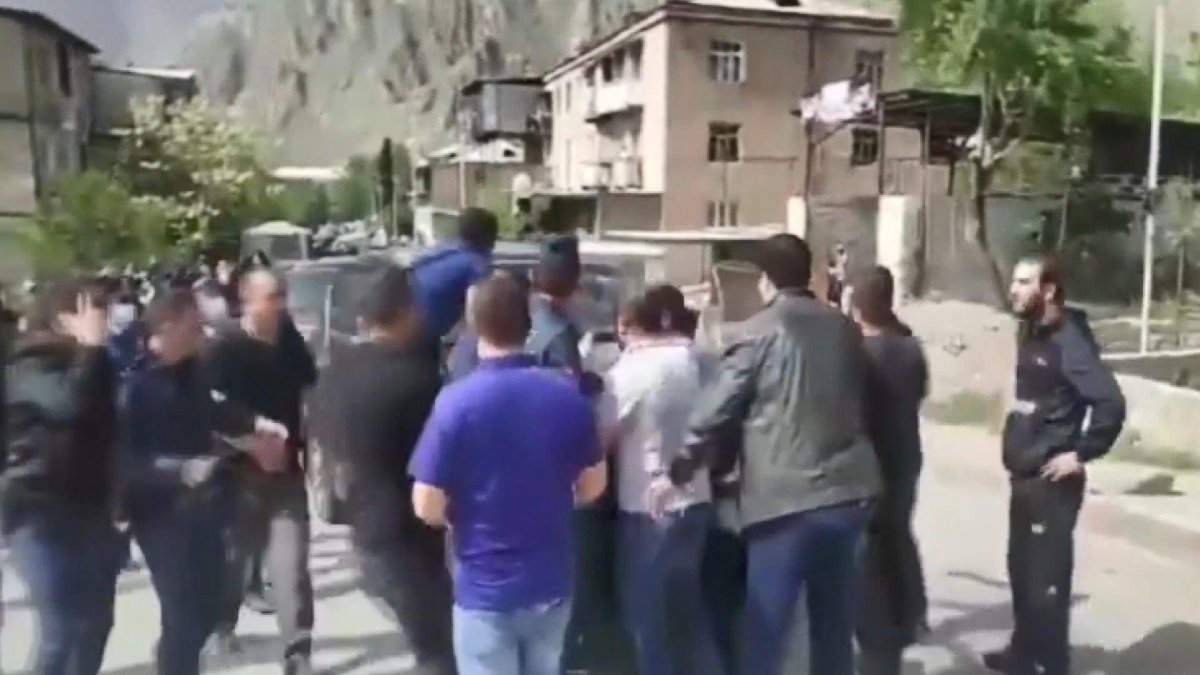 Ermenistan'da halk Nikol Paşinyan'ın yolunu kesti