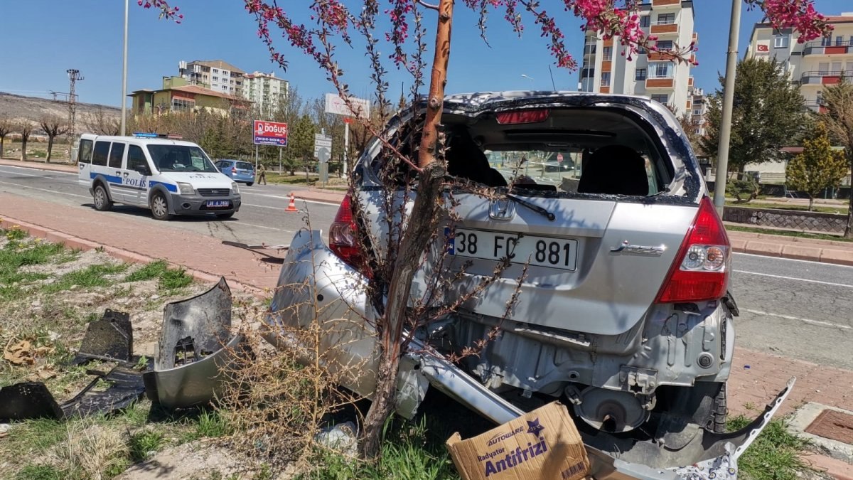Kayseri’de yoldan çıkan otomobil takla attı