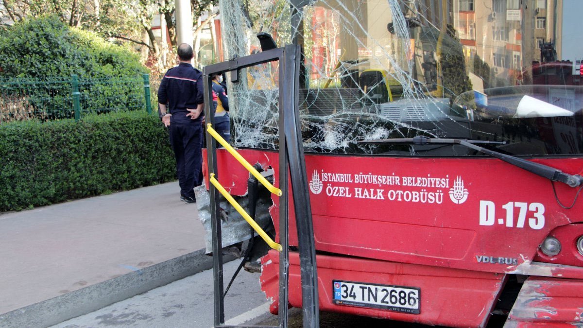 Beşiktaş'ta çift katlı otobüs kaza yaptı