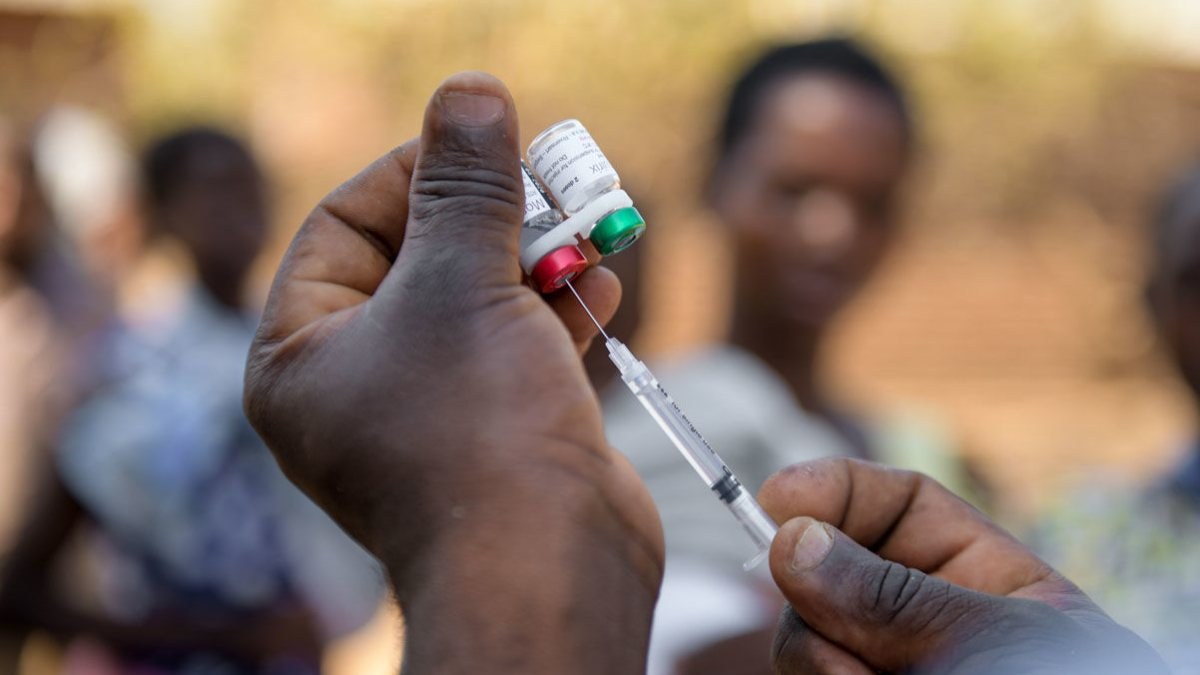 Afrika'da 650 binden fazla çocuğa sıtma aşısı yapıldı