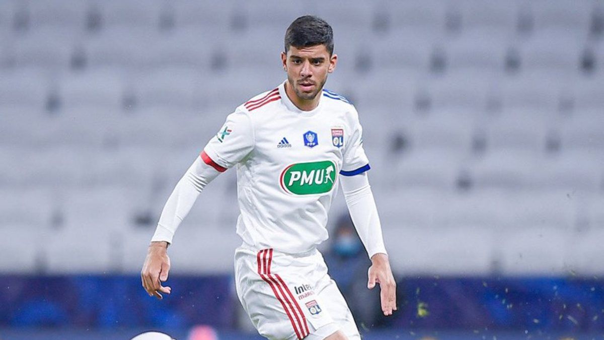 Cenk Özkaçar, Lyon'da formayı kaptı