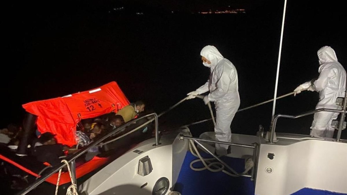 Kuşadası açıklarında 28 göçmen kurtarıldı