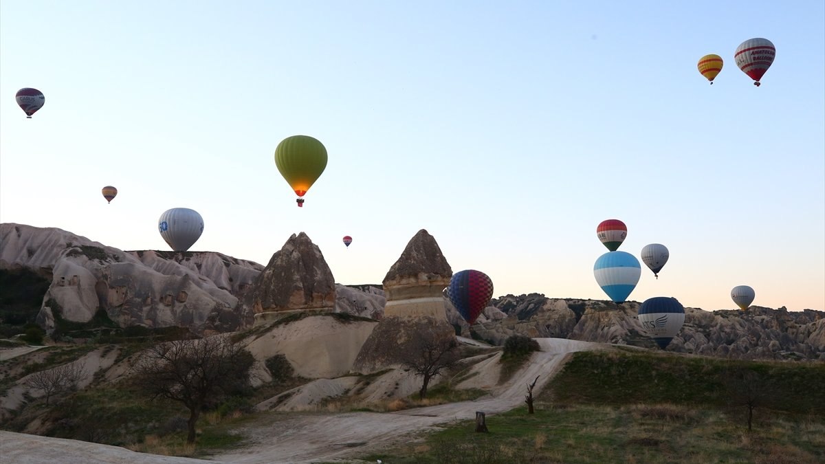 Kapadokya'da balonlar Türk bayrakları ve Atatürk posteri ile uçtu