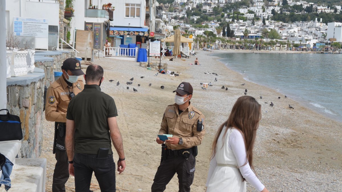 Bodrum'da boş kalan plajların keyfini turistler çıkardı