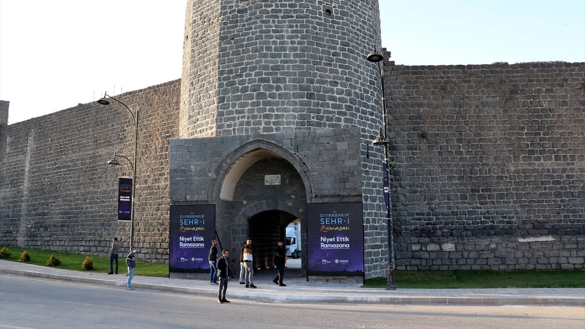Diyarbakır'ın tarihi 'Küpeli Kapısı' geçişlere açıldı