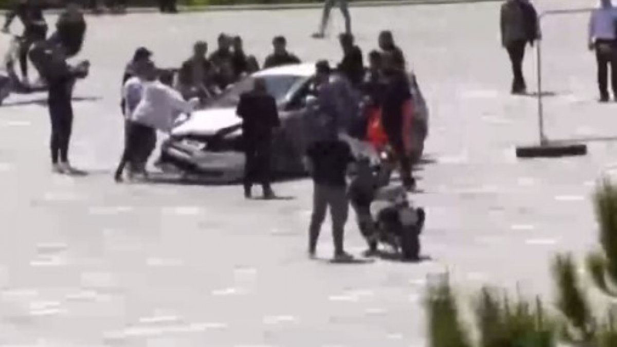 Arnavutluk'ta kalabalığın arasına dalan araç, uçan tekmeyle durdu
