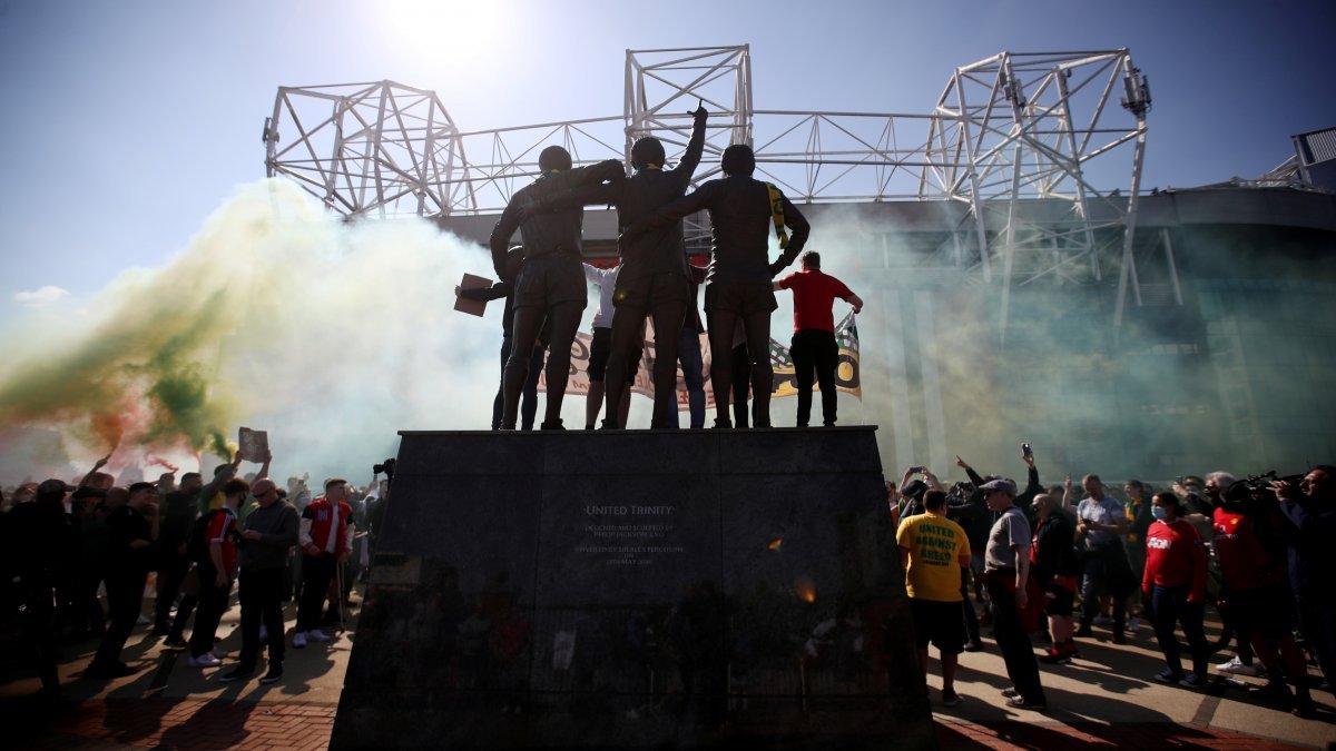 Manchester United taraftarı Avrupa Süper Ligi'ni protesto etti