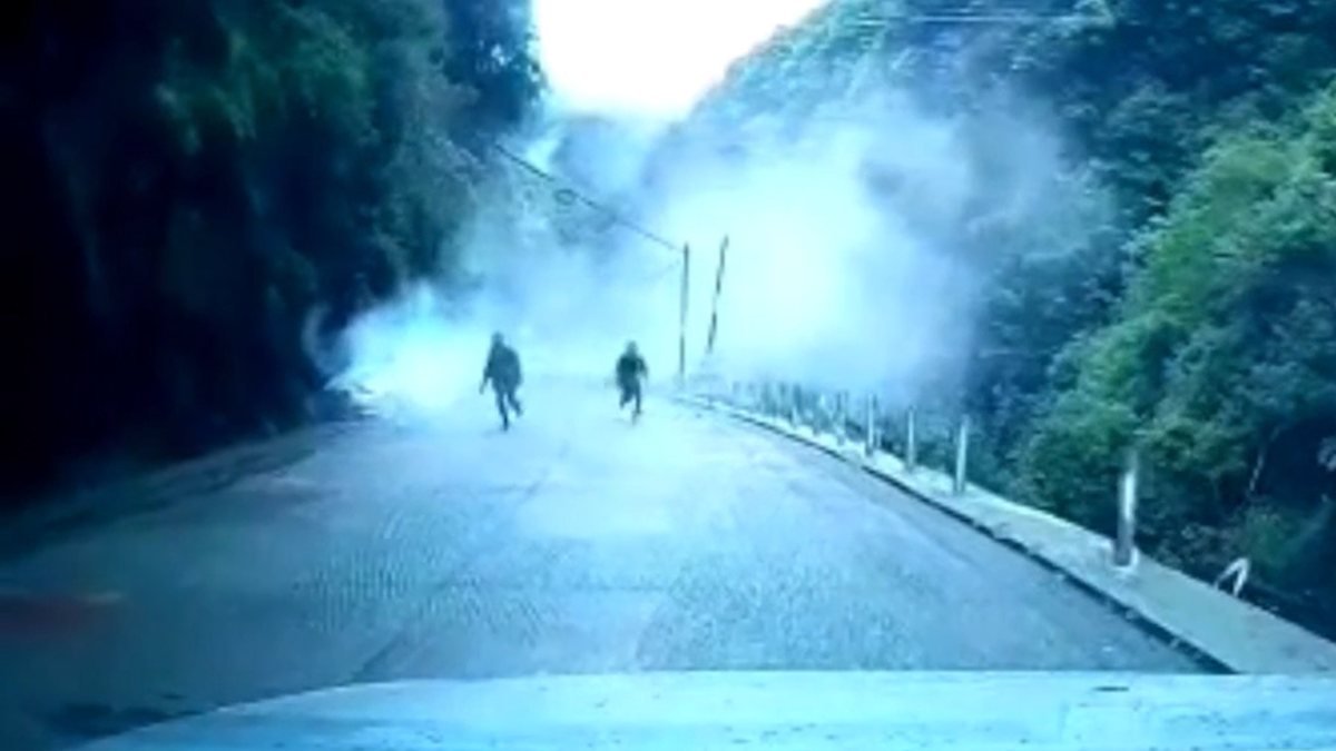 Çin'de dağdan yuvarlanan kayalar aracın üzerine düştü