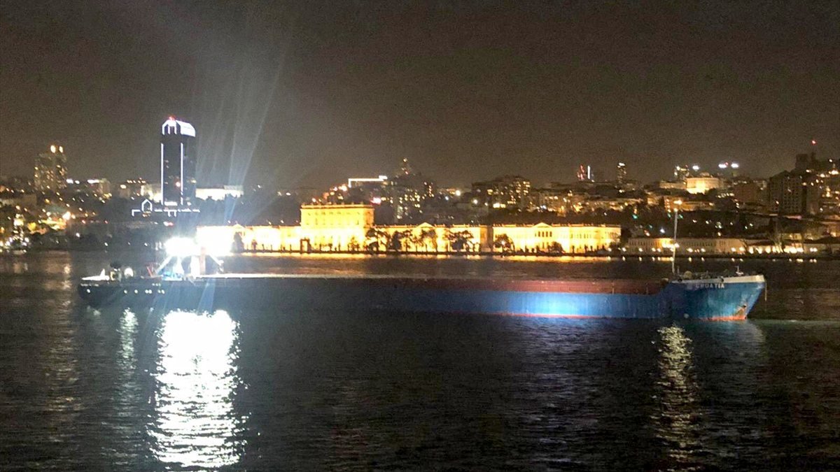 Yük gemisi İstanbul Boğazı'nda makine arızası yaptı