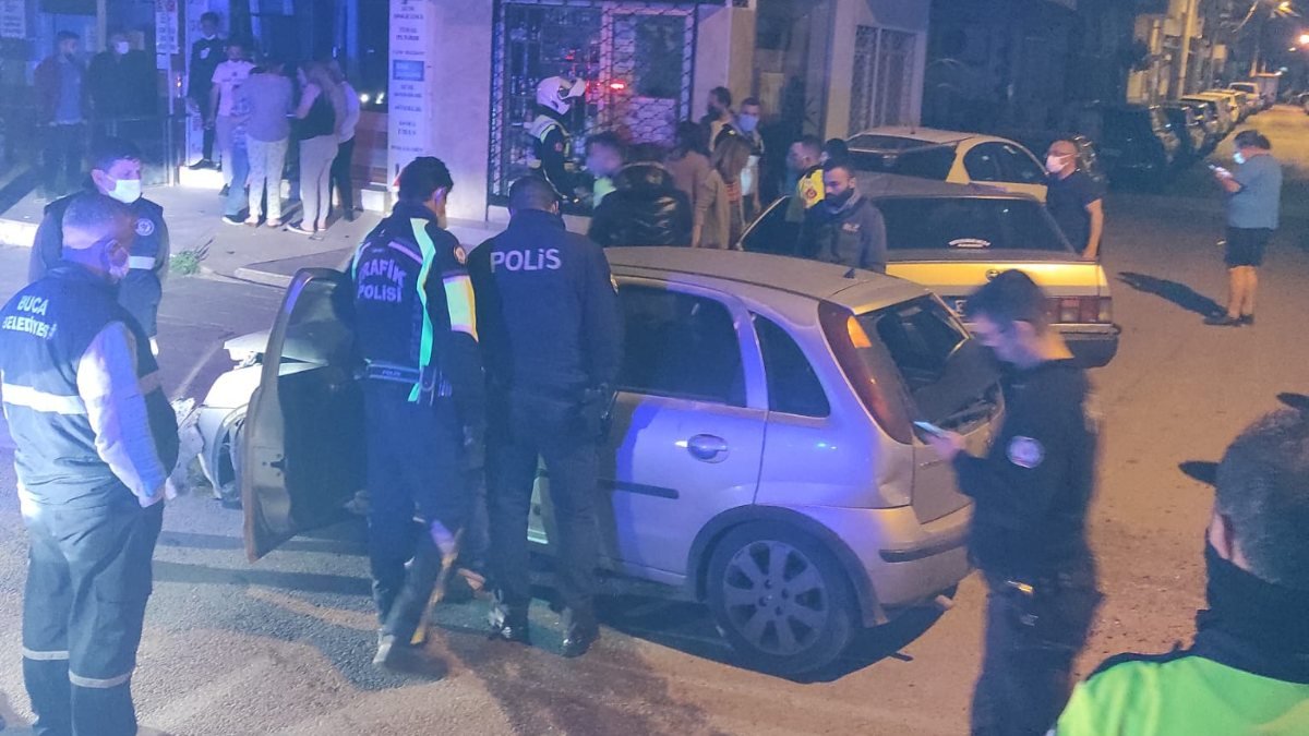 İzmir'de polisten kaçan sürücü kaza yaptı; 3 kişi yaralandı