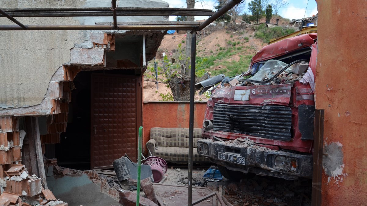 Aksaray'da manevra yapan kamyonun freni boşaldı