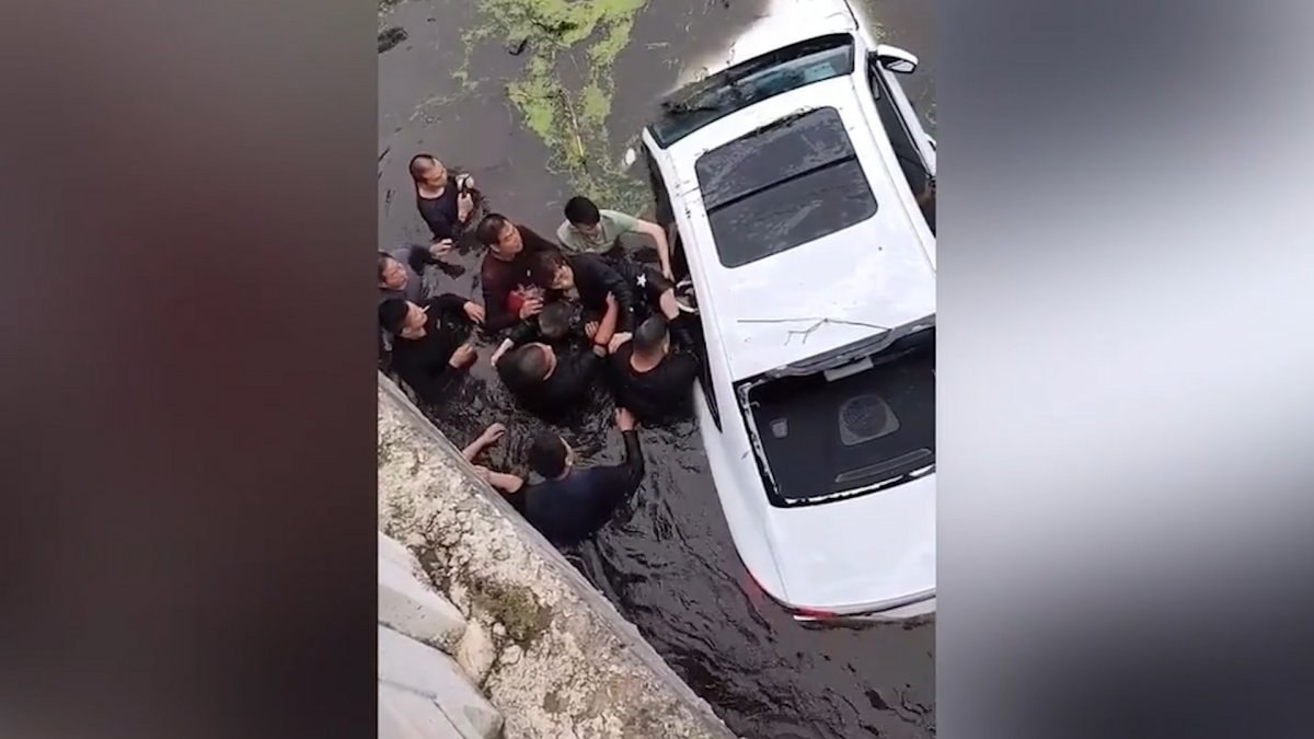 Çin’de dereye düşen otomobil içerisindeki yolcular kurtarıldı