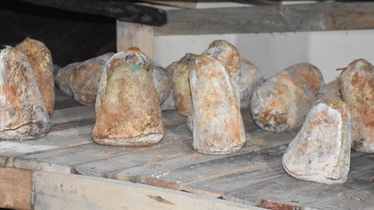 Afyonkarahisar'ın Bayat peyniri, tarihi Kurt İni Mağarası'nda dinlendiriliyor