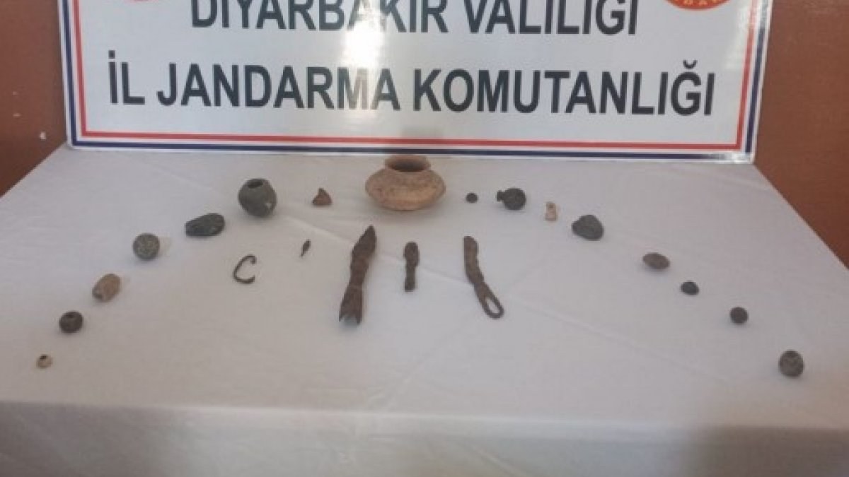 Diyarbakır'da tarihi eserleri satmak isterken suçüstü yakalandılar