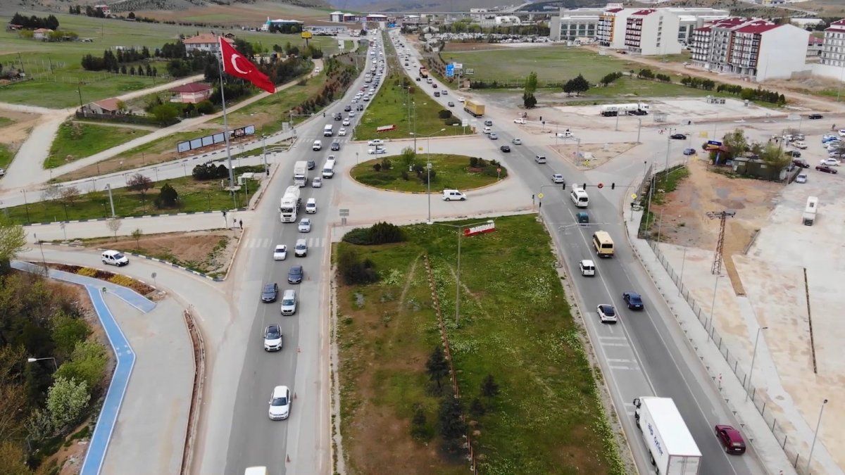 Tam kapanma öncesi 43 ilin geçiş güzergahında araç yoğunluğu