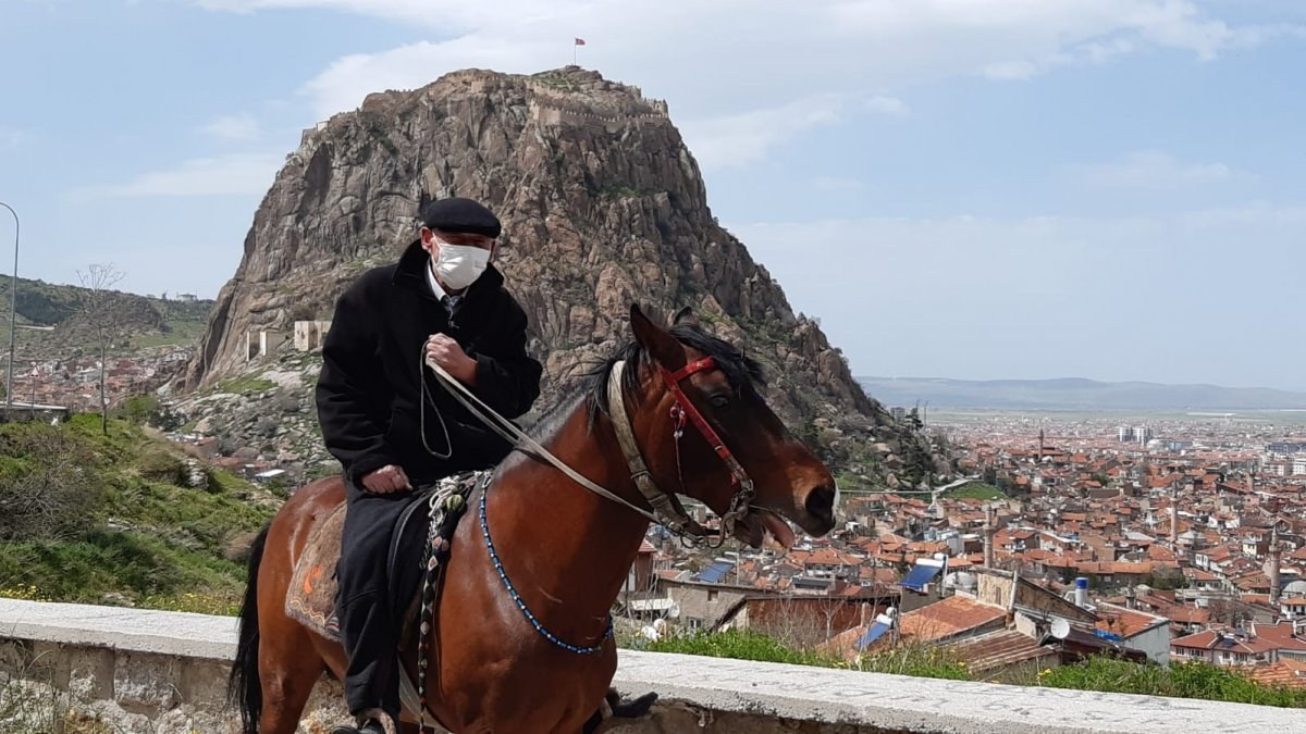 Afyonkarahisar'da kapanma öncesi atıyla şehir turuna çıktı
