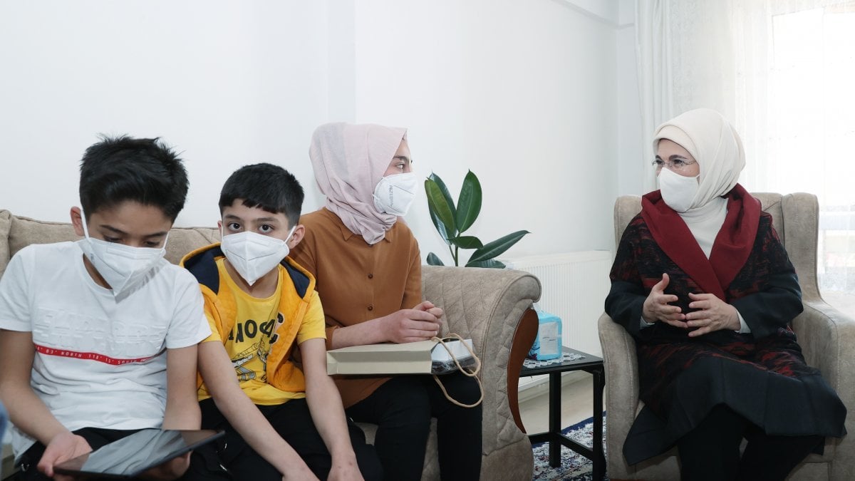 Emine Erdoğan'dan, Suriyeli aileye ziyaret