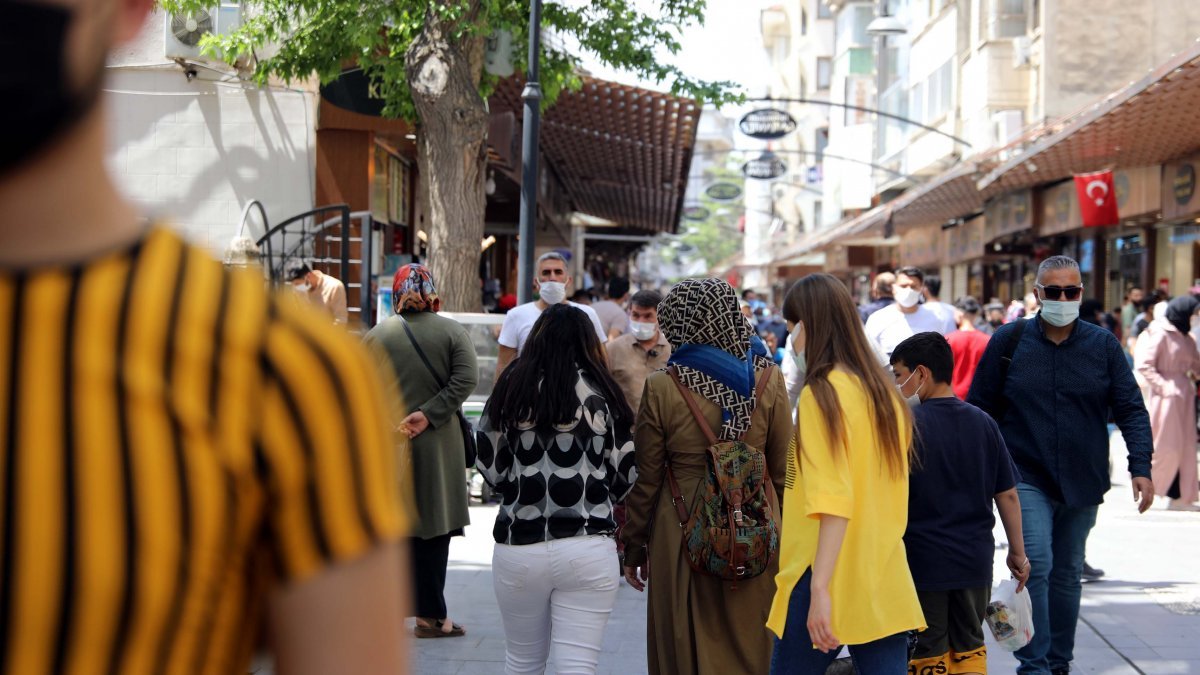 Gaziantep'te kapanma öncesi çarşılar doldu