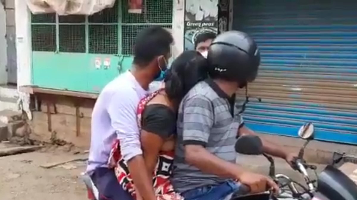 Hindistan'da annelerinin cansız bedenini motosiklette taşıdılar